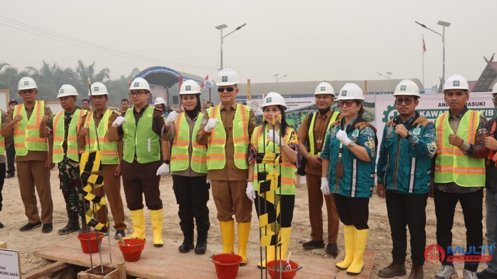 Bupati Gunung Mas Jaya Samaya Monong didampingi pejabat terkait menandai dimulainya pembangunan 50 unit Rumah Khusus di Desa Tumbang Sepan, Kecamatan Manuhing.