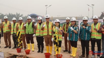 Bupati Gunung Mas Jaya Samaya Monong didampingi pejabat terkait menandai dimulainya pembangunan 50 unit Rumah Khusus di Desa Tumbang Sepan, Kecamatan Manuhing.