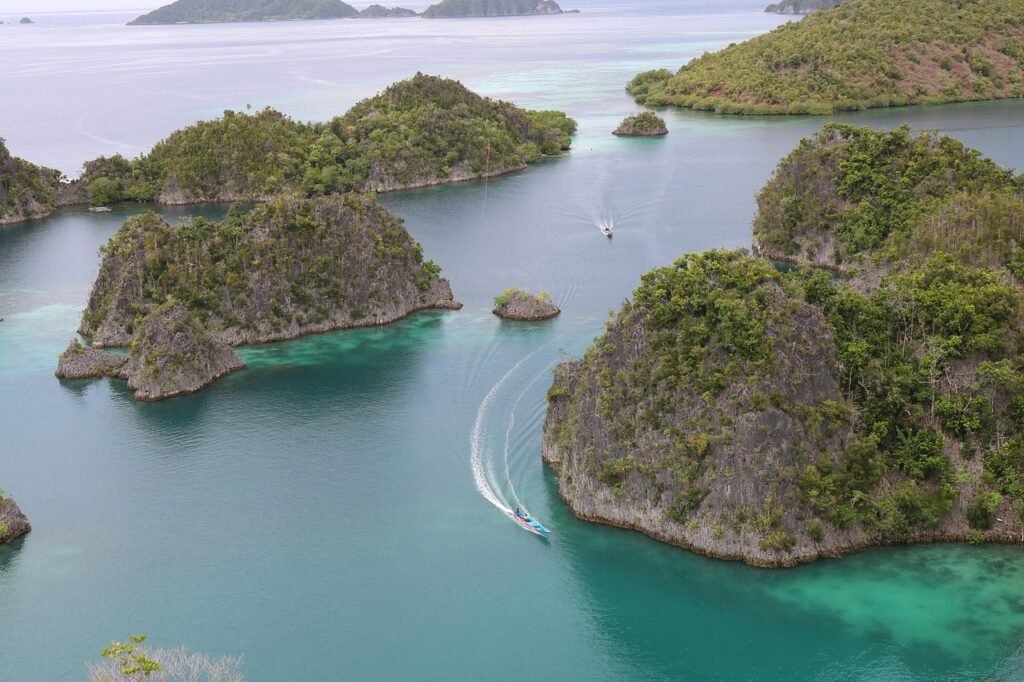cotage, raja ampat, indonesia, papua, piaynemo, landscape, nature, sea, ocean, vacation, islands, waves, journey, beach