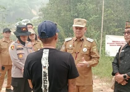 Bupati Gunung Mas Jaya Samaya Monong bersama Forkopimda meninjau lokasi sengketa lahan di Desa Tumbang Pajangei, Kecamatan Tewah.