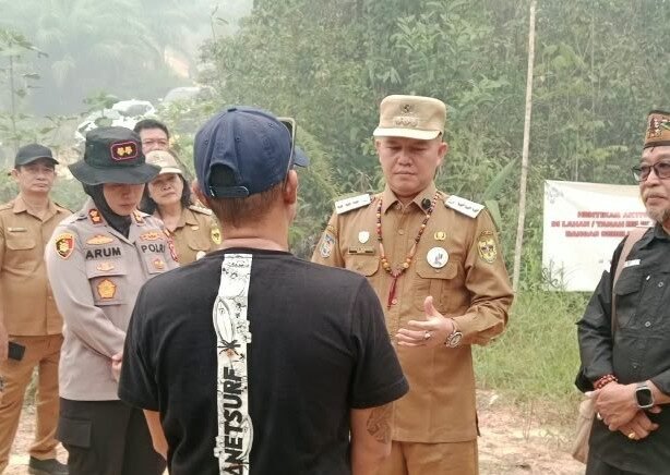 Bupati Gunung Mas Jaya Samaya Monong bersama Forkopimda meninjau lokasi sengketa lahan di Desa Tumbang Pajangei, Kecamatan Tewah.