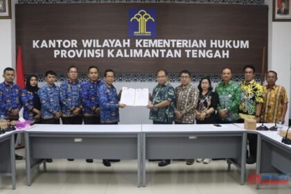 Rapat pengharmonisasian enam rancangan produk hukum daerah Kabupaten Gunung Mas bersama Kanwil Kemenkum Kalimantan Tengah di Aula Kahayan, Palangka Raya